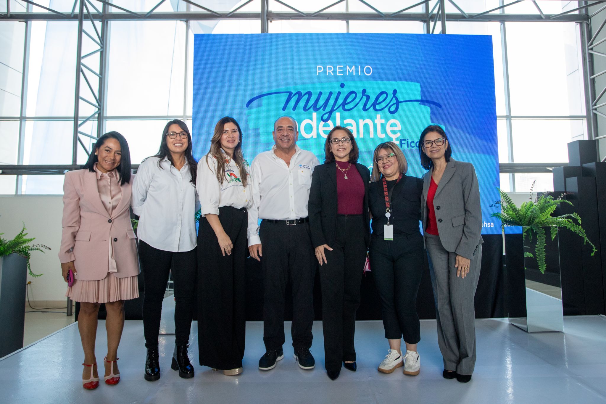 "Premio Mujeres Adelante", Camilo Atala, Ficohsa