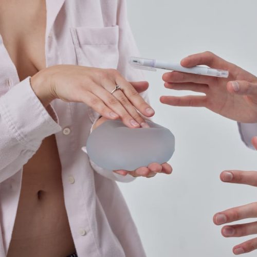 Tipos de implantes de senos: ventajas y elección según tu rutina diaria